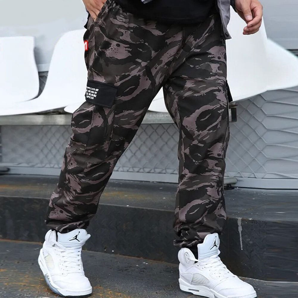 Камуфляжные карго-брюки в стиле streetwear